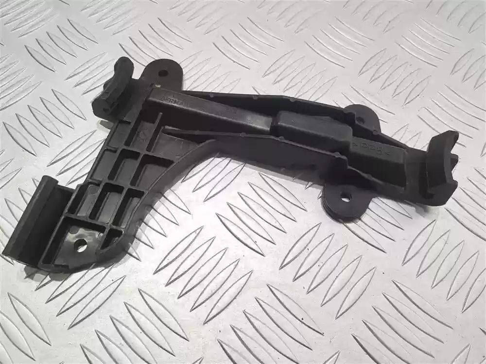 Držač zadnjeg branika levi Audi 80 1992-1996, 8A0807483,  